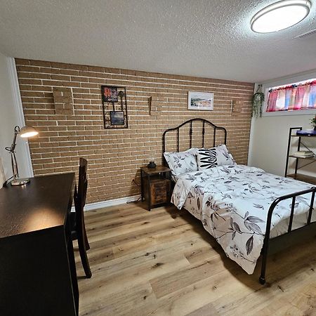 Ferienwohnung Newly-Renovated 3Br House, 12 Minutes To Airport Toronto Exterior foto