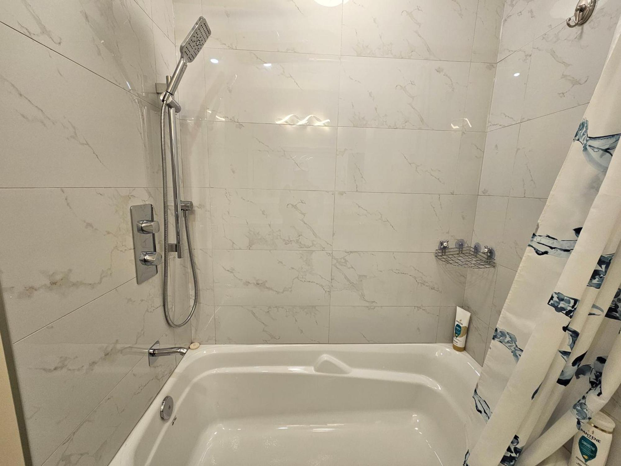 Ferienwohnung Newly-Renovated 3Br House, 12 Minutes To Airport Toronto Exterior foto
